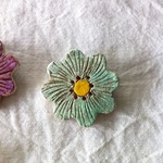 【陶器】ちいさなお花　ブローチ／　エメラルドグリーン
