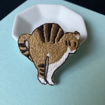 のびる茶トラ猫の刺繍ブローチ