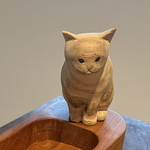 猫の乗る小物入れ