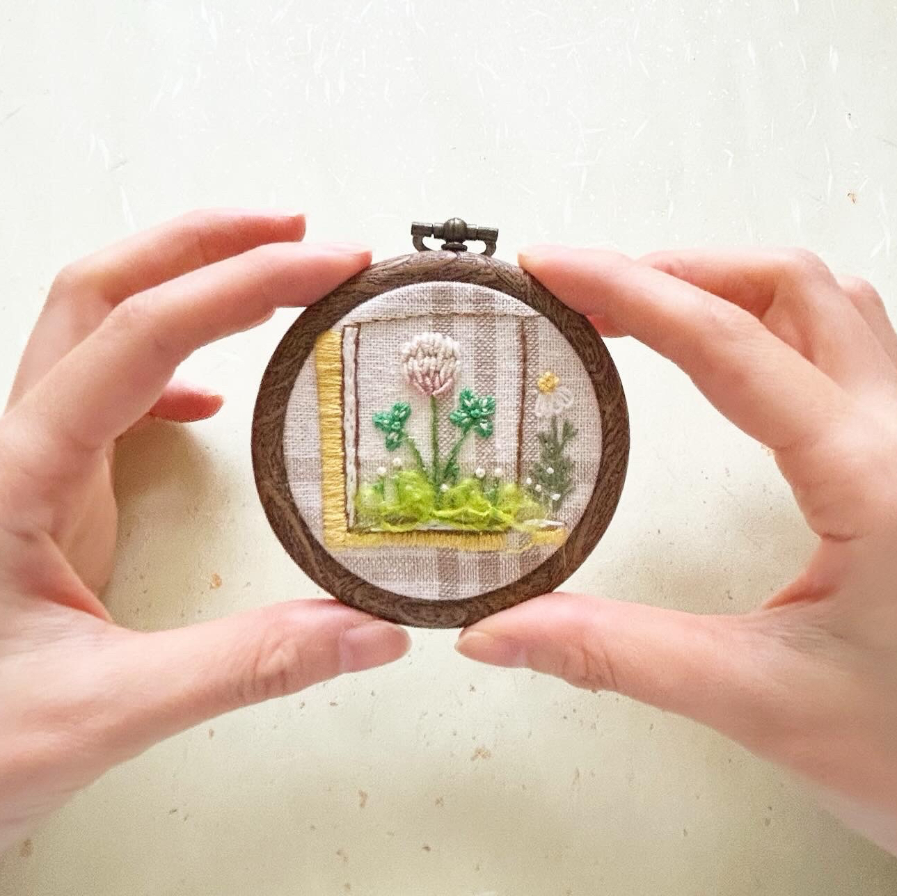 刺繍】植物図鑑 シロツメクサ ／手刺繍／お花刺繍／ミニサイズ／送料