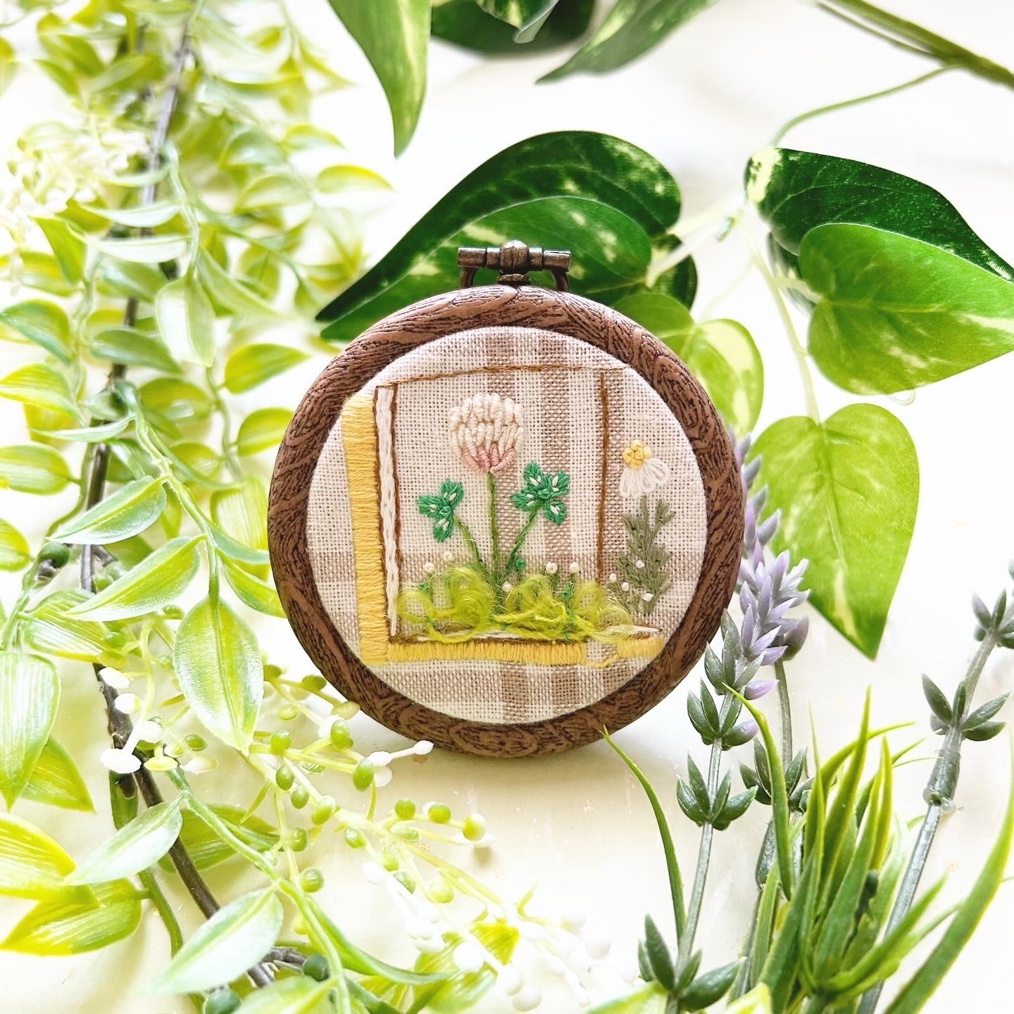 刺繍】植物図鑑 シロツメクサ ／手刺繍／お花刺繍／ミニサイズ／送料