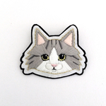 猫ちゃんの刺繍ブローチ(長毛サバ白)