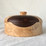 木の小物入れ(蓋つき) 〘カエデ+ウォールナット〙直径：約105mm ｘ 高さ：約54mm　 AC-05