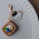 ブルーベリーデニッシュとのぞき見ねこちゃんのカフェチャーム✽      フェイクスイーツ/食品サンプル/ミニチュア