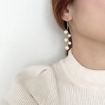 ピアス ゆらゆら 揺れる コットンパール ジグザグ ピアス▷ノンホール・樹脂フック・サージカルステンレス・イヤリング