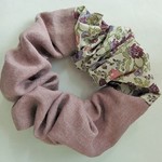 リネン＆リバティのコンビのシュシュ：無地(モスピンク)＆メドゥ