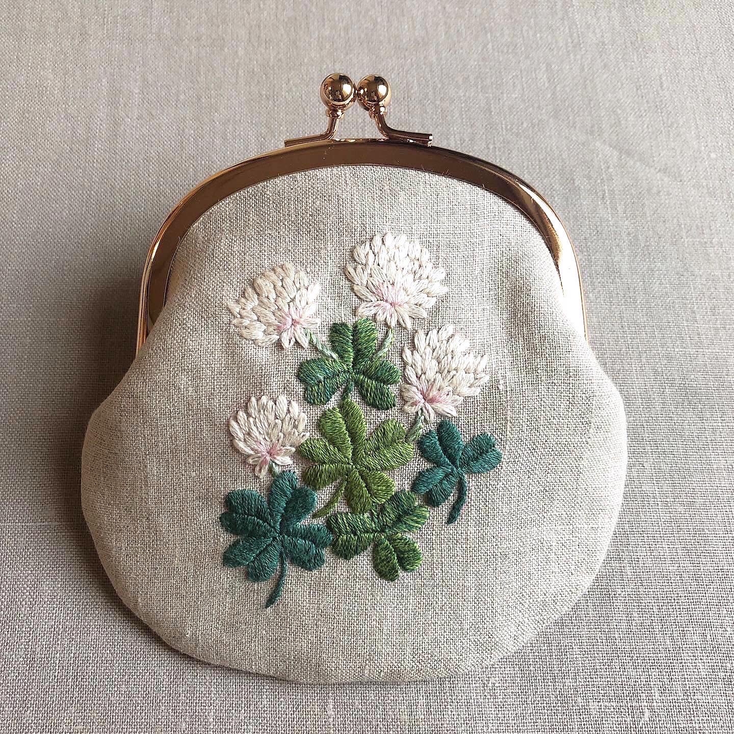 パンジーのがま口ポーチ　手刺繍　ハンドメイド パンジーのがま口ポーチ 手刺繍 ハンドメイド パンジー刺繍の