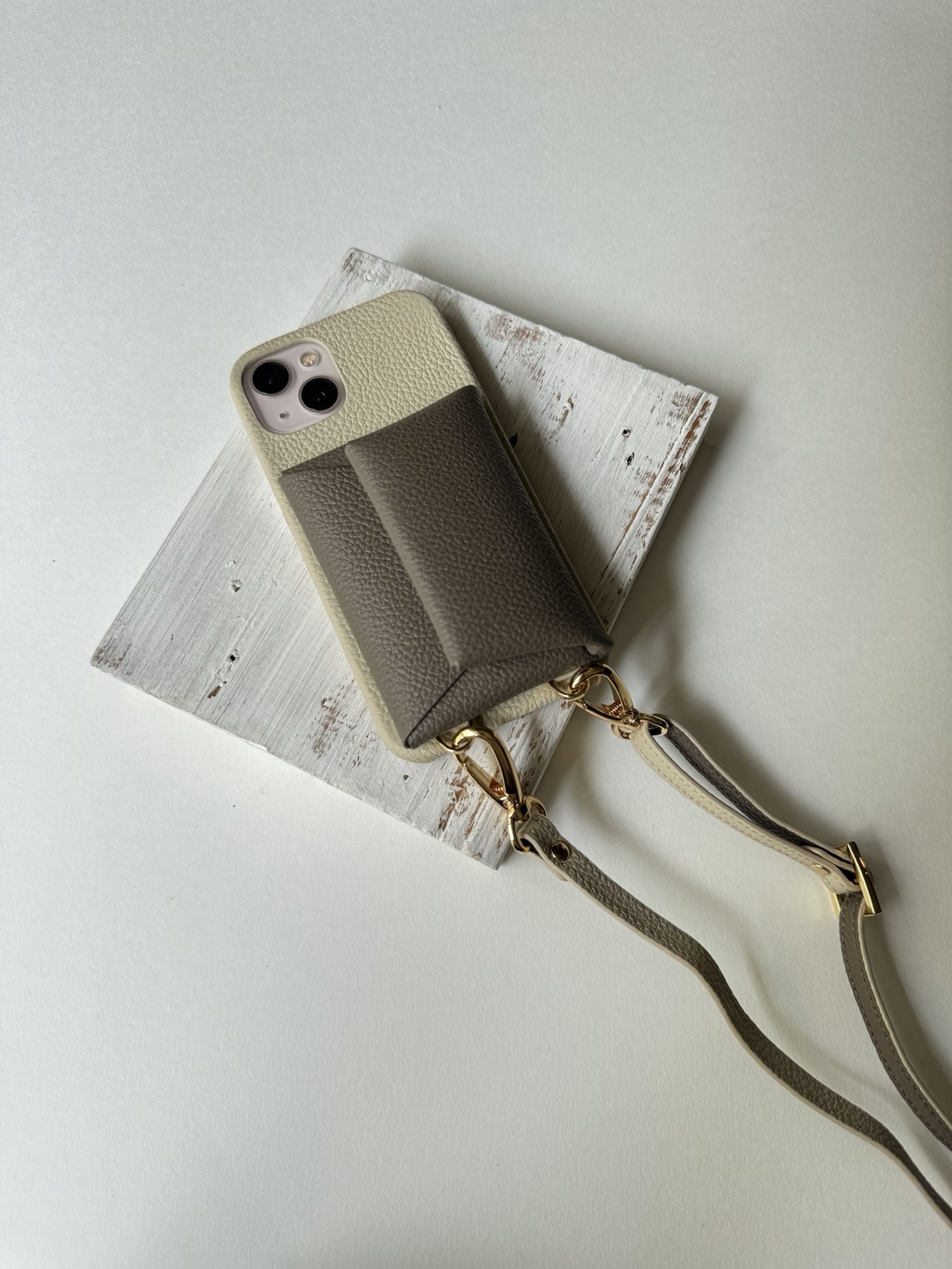 受注製作　スマホショルダー　名入れ可　iphone 本革　レザー カード コイン収納  名入れ レザーiphoneケース 　アイボリー+エトープ