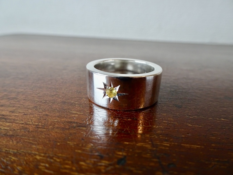 仁尾彫金『一つ星3mmイエローサファイヤ、幅1cm、プラチナ平打リング 