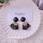 マットブラックカボションとインド刺繍タッセルピアス/イヤリング(ブラック)