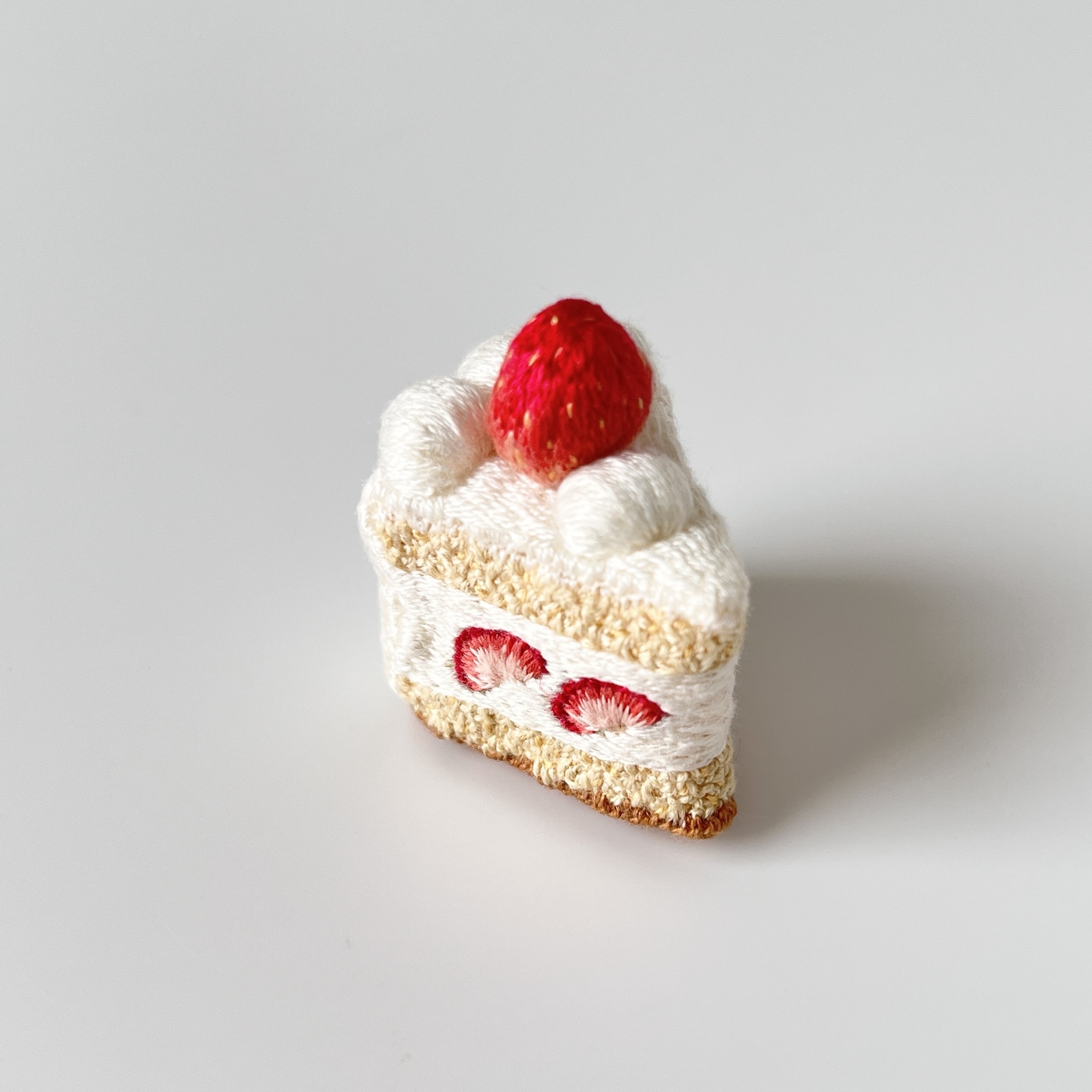 n*u様 ハンドメイド刺繍フレーム　ハチワレ茶トラさんとメロンショートケーキ 展示品】本物そっくり＊刺繍糸でできた苺のショートケーキ