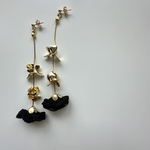 【No.27/g×black】花びら　ピアス　イヤリング　樹脂ピアス　大人　フラワー　お花　黒　ブラック　揺れる　人気　大ぶり　ゴールド　淡色　ウエディング　ブライダル　デート