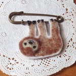 ナマケモノブローチ