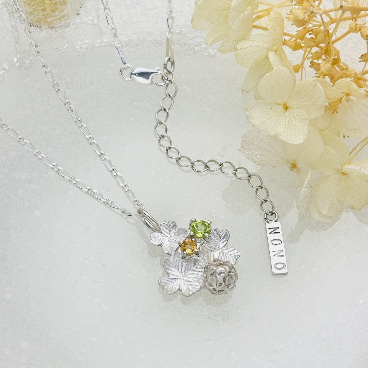 SV シロツメ草三つ四つ葉ペンダント(ペリドット・シトリン)2591 SV シロツメ草三つ四つ葉ペンダント(ペリドット・シトリン)2591