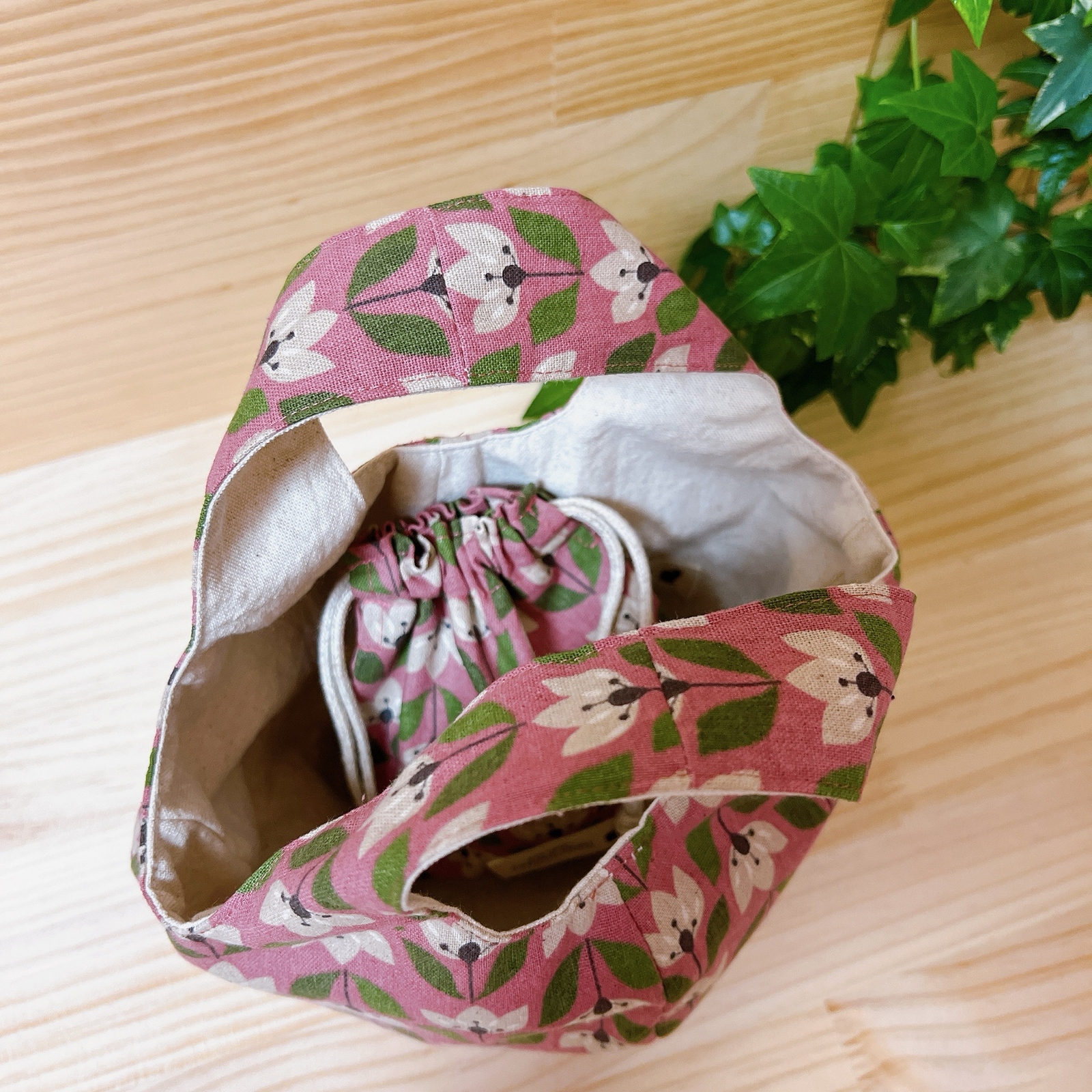 ころりんバック リバーシブル 巾着付き ピンクに花柄 - airinmama 