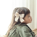 ヘアクリップ【emboss flower series】キッズ　ベビー　ヘアクリップ　リボンクリップ　キッズヘアアクセサリー　花柄　エンボス素材　リボン　バースデー　姉妹お揃い可能アイテム