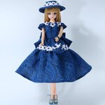 ジェニーちゃんの青色ペイズリー模様のワンピース