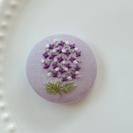 刺繍くるみボタンブローチ