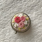 リネンと刺繍のバラのピルケース5