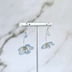 《50%OFF訳あり品》おかえりセール　揺らめく花〜ネモフィラ〜ピアス/イヤリング（ビーズ:ブルー×ライトグリーン）
