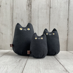 三匹の黒猫の置き物　まんまる目の黒猫