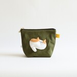 ポーチを通り抜けようとする猫のポーチ (茶×白猫 カーキ)