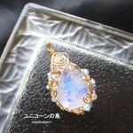 ホワイトラブラドライトペンダント（ワイヤージュエリー☆ワイヤーアクセサリー☆ワイヤーラッピング天然石ネックレス☆KuthumistyleⓇ☆クツミスタイル）