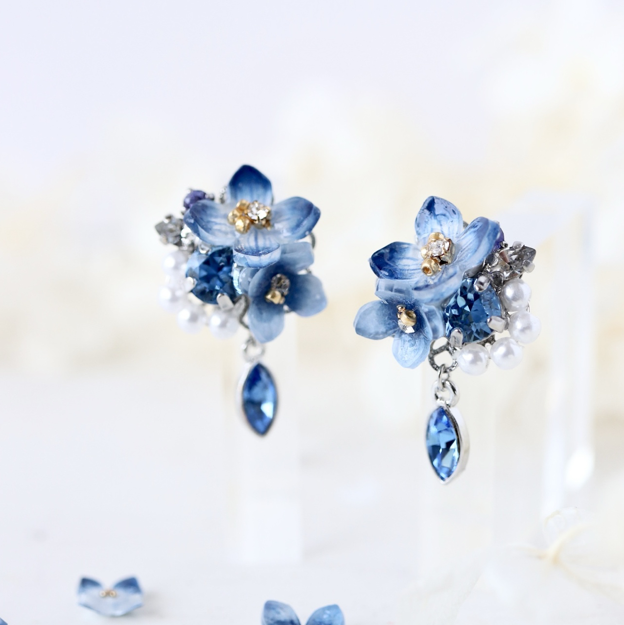 青い藤の花＊ピアス／イヤリング （花、青、ブルー） - ジュネ | minne
