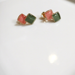 ピンクベージュとカーキのタイルピアス