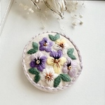 小さなビオラの刺繍ブローチorヘアゴム(パープル)
