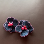  【ネイビー×ネオンピンク】立体刺繍のピアス（イヤリング）