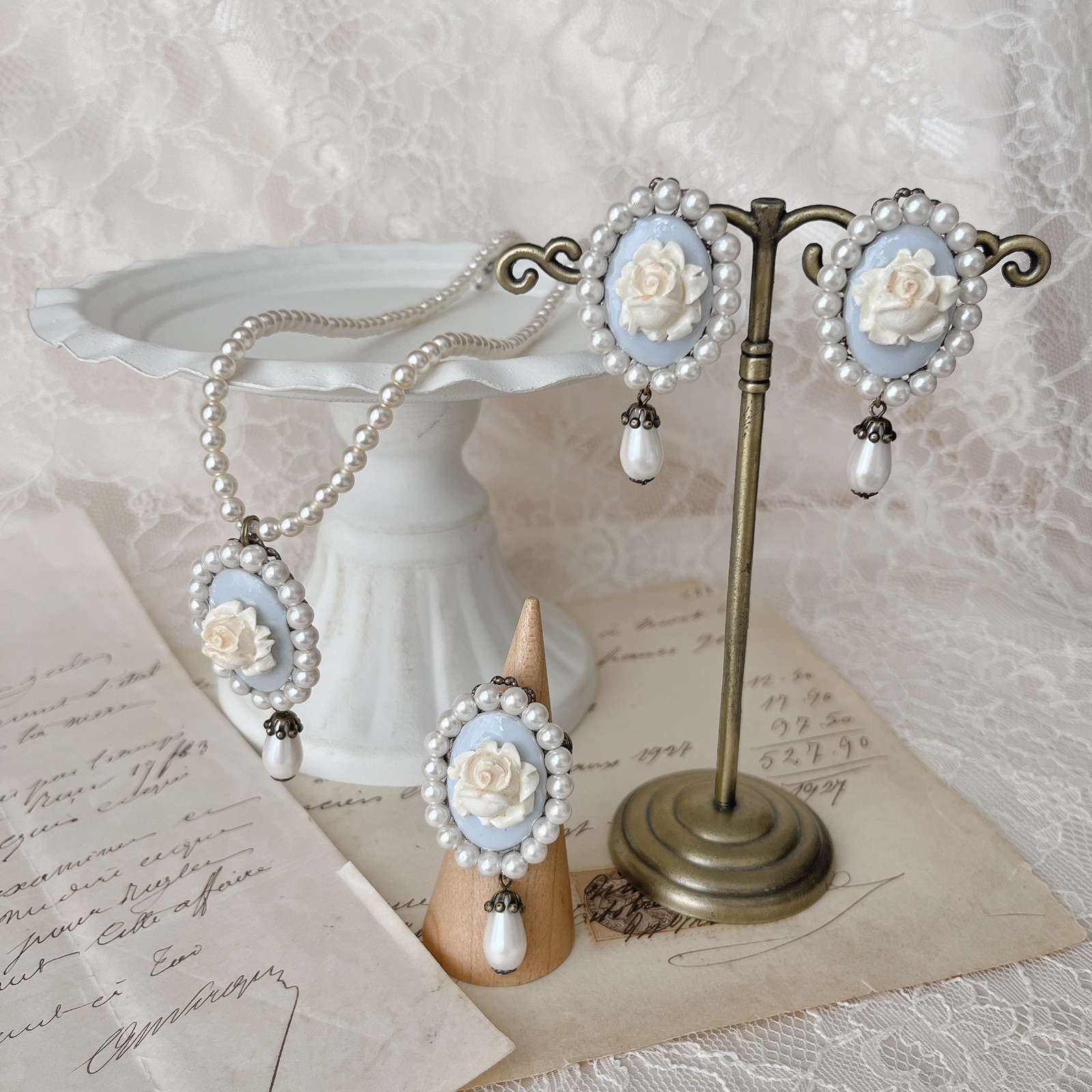 白薔薇カメオのベビーパールネックレス(サックスブルー