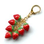【リニューアル】摘みたてたわわいちごキーホルダー🍓(樹脂・赤いちご)