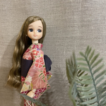 リカちゃんサイズ　撫子柄のピンクの浴衣と濃い茶紫色の帯のセット　巾着付き