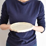 縁がなみなみした丸いプレート中皿(白/光沢/点模様/白御影土)