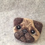 パグのブローチ