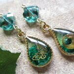◇1572再販2　🍀初夏のひと雫・四葉と踊る猫の樹脂ノンホールピアス🐈✨（ピアス・イヤリング）