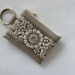 再7カラビナ付きポーチ（刺繍リボンベージュ）