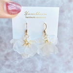 すりガラス風花びら踊るピアス♡イヤリング ノンホール樹脂ピアス サージカルステンレス ブライダルアクセサリー ウェディング 結婚式 お呼ばれ 記念日 誕生日 撮影 前撮り プレゼント ギフト