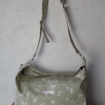 ポケットいっぱいの斜め掛けバッグ