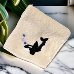 シャチの刺繍入り☆ティアドロップビーズ付き厚手タオルハンカチ/オフホワイト