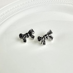 大人のリボン！ブラックカラーのボーノットピアス