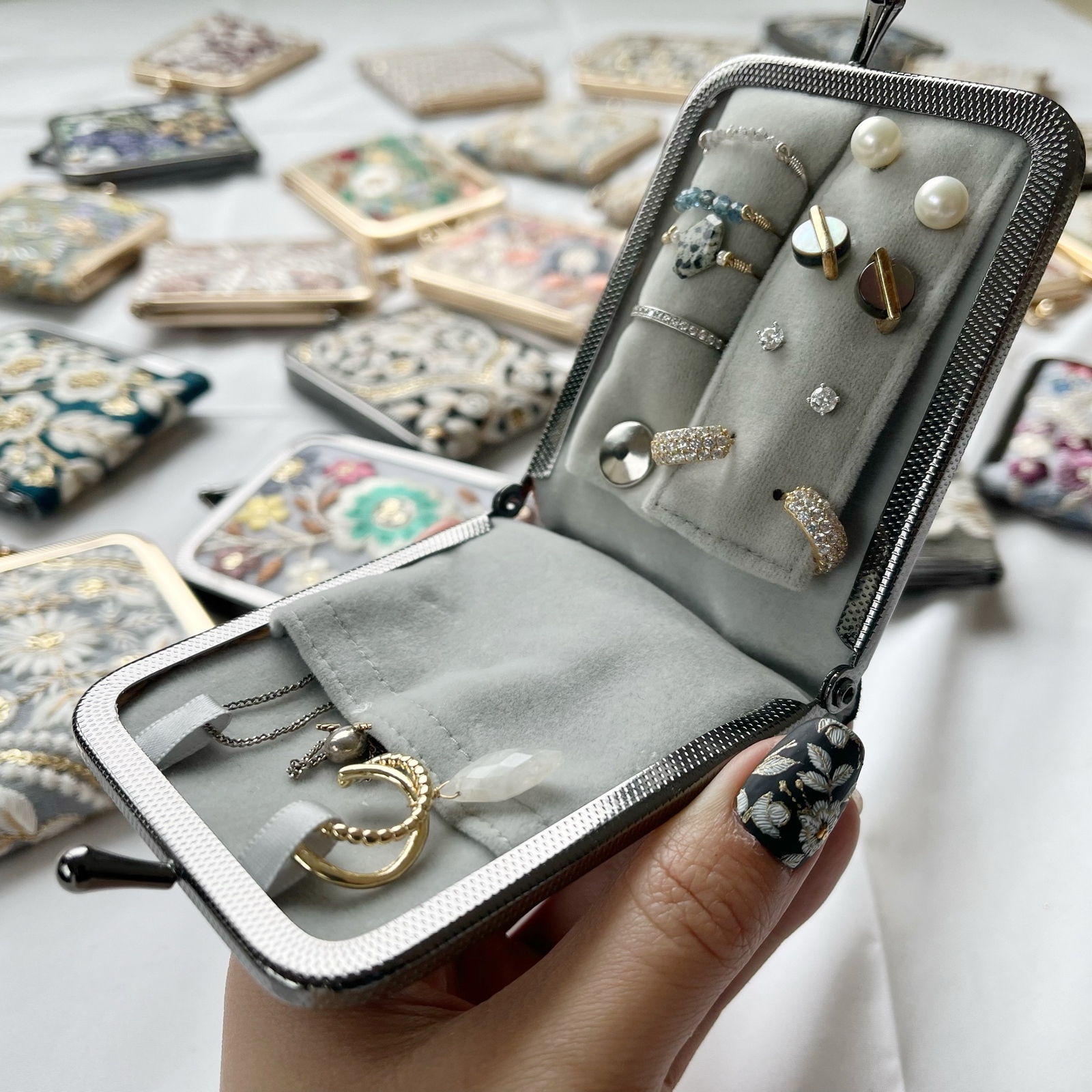 Travel 〜旅行〜 のがま口ポーチ 手刺繍 ハンドメイド （インド