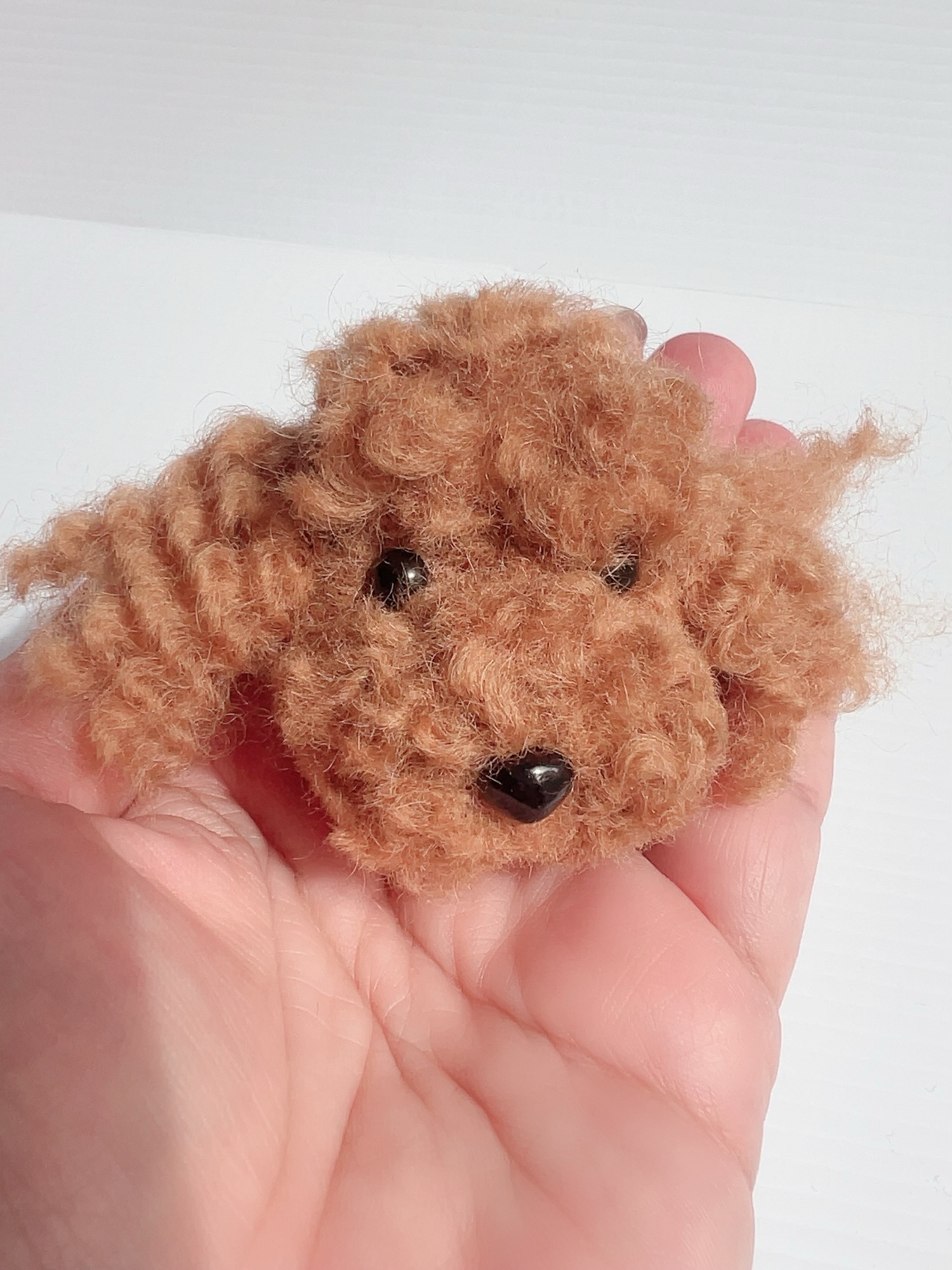 トイプードル(ダークレッド)のブローチ＊羊毛フェルト 羊毛フェルト トイプードル(レッド) お顔ブローチ - SEASHELLSHOP'S
