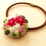 花の刺繍 くるみボタンヘアゴム