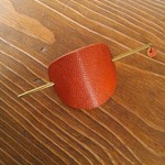 革のかんざしバレッタ(マジェステ)　型押ブラウン×さし棒アンティークゴールド