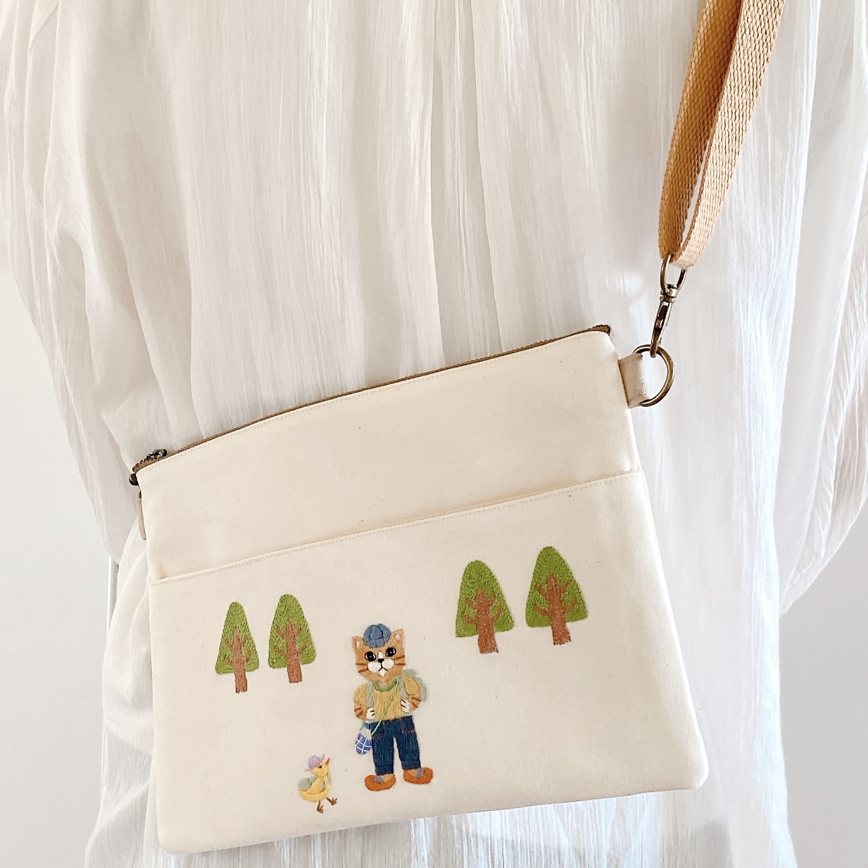 刺繍　2wayポーチ&サコッシュ＊ハイキングねこちゃん　三角木の下