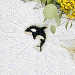 ビーズ刺繍のブローチ・シャチ