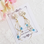 あじさいビジューとウェーブ～White～ イヤリング ピアス  紫陽花 花 フラワー ビジュー ひねり 雫 ドロップ 揺れる キラキラ