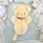 黄色い猫のぬいぐるみ